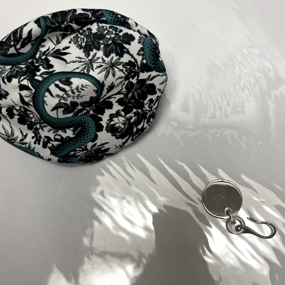 GUCCI ⚜️🩶⚜️ Sterling Silver Heart Trademark Earring authentic with bag - Picture 7 of 12